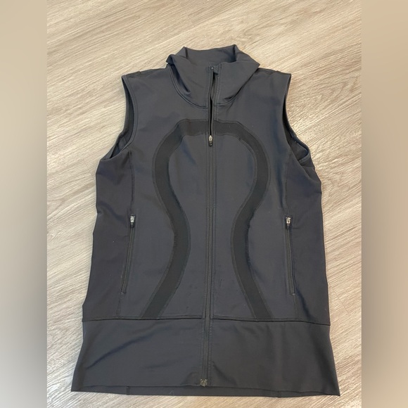 LULULEMON Black Vest with Bird Graphic. 8 - Picture 6 of 10